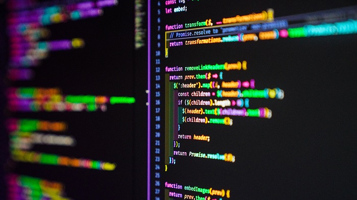 Imagem mostra a tela de um computador com linhas de código