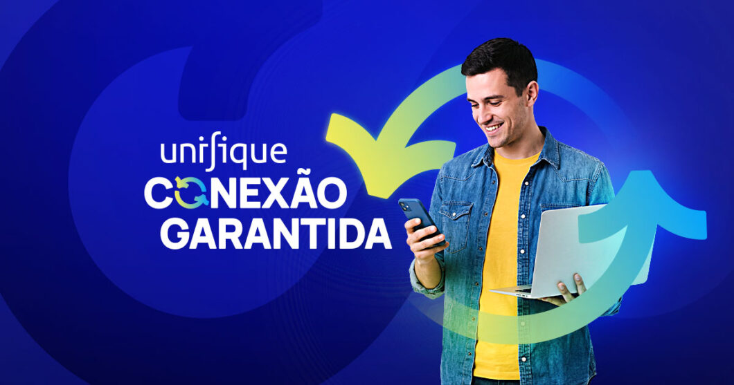 Peça publicitária com fundo azul vibrante mostra um jovem de pele clara, vestindo camiseta amarela e camisa jeans aberta. Ele sorri enquanto olha para um celular em sua mão direita. No braço esquerdo, ele segura um notebook aberto. À esquerda, lê-se: "unifique", "CONEXÃO GARANTIDA". 