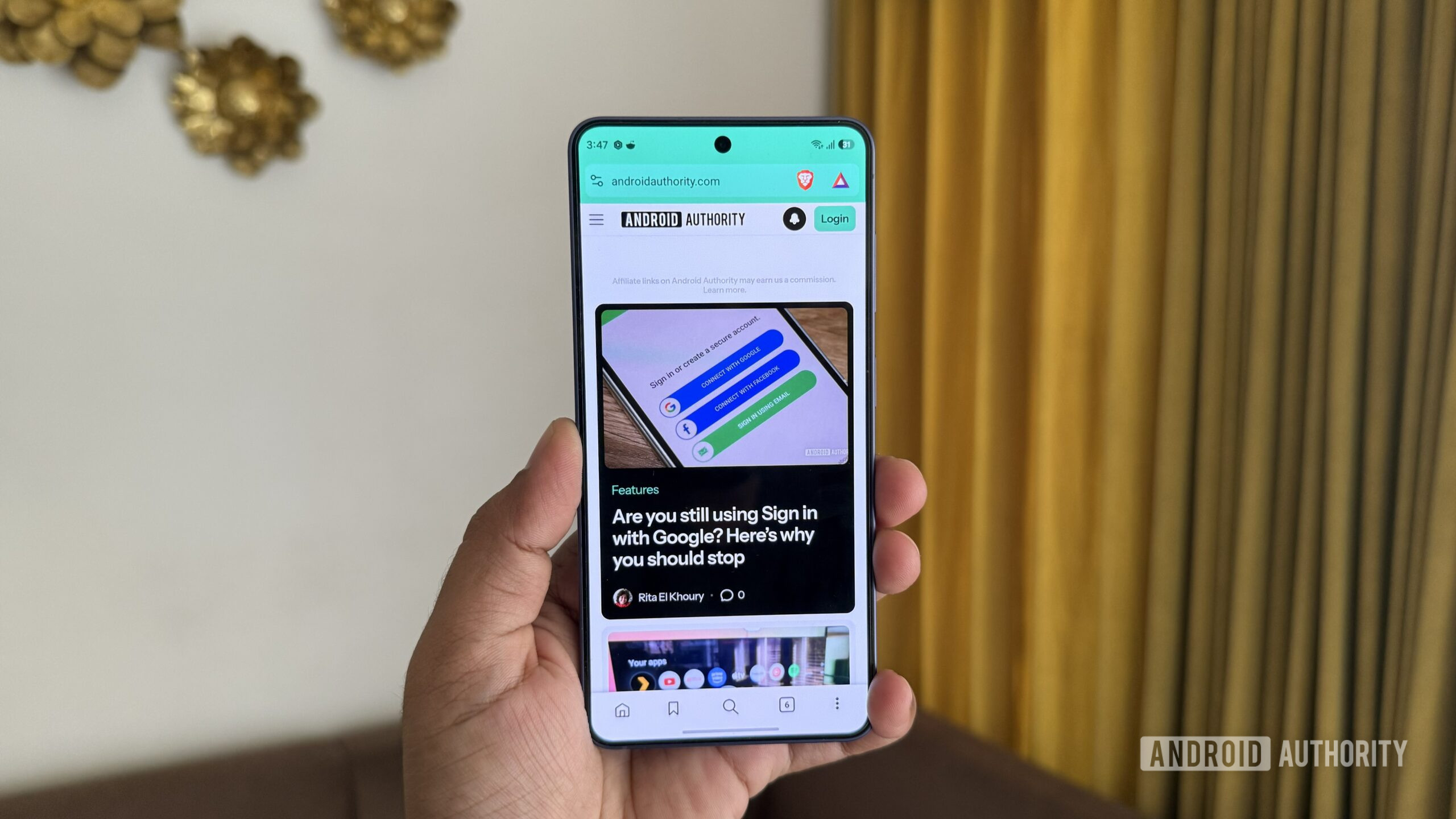 Telefone Android na mão mostrando o navegador Brave
