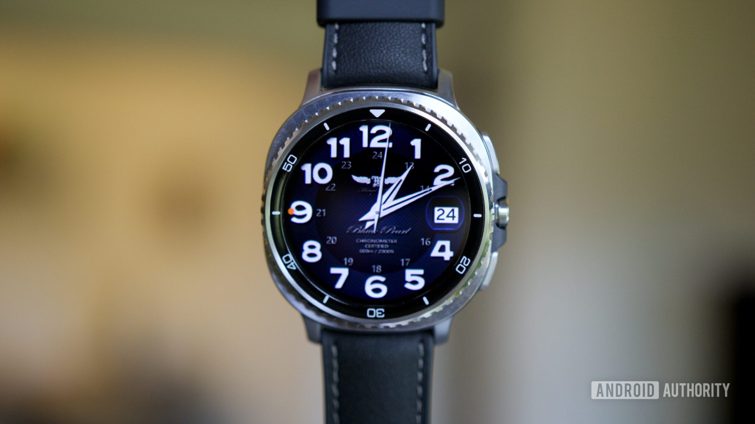 Samsung Galaxy Watch 8 Classic com mostrador Facer.