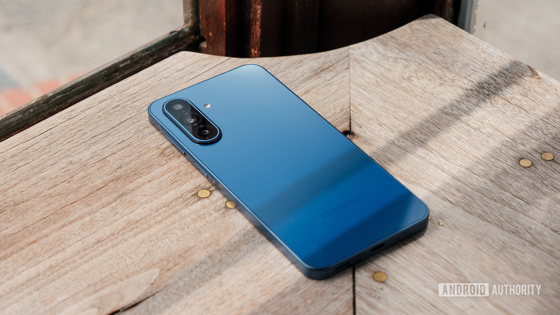 Samsung Galaxy A17 5G em madeira