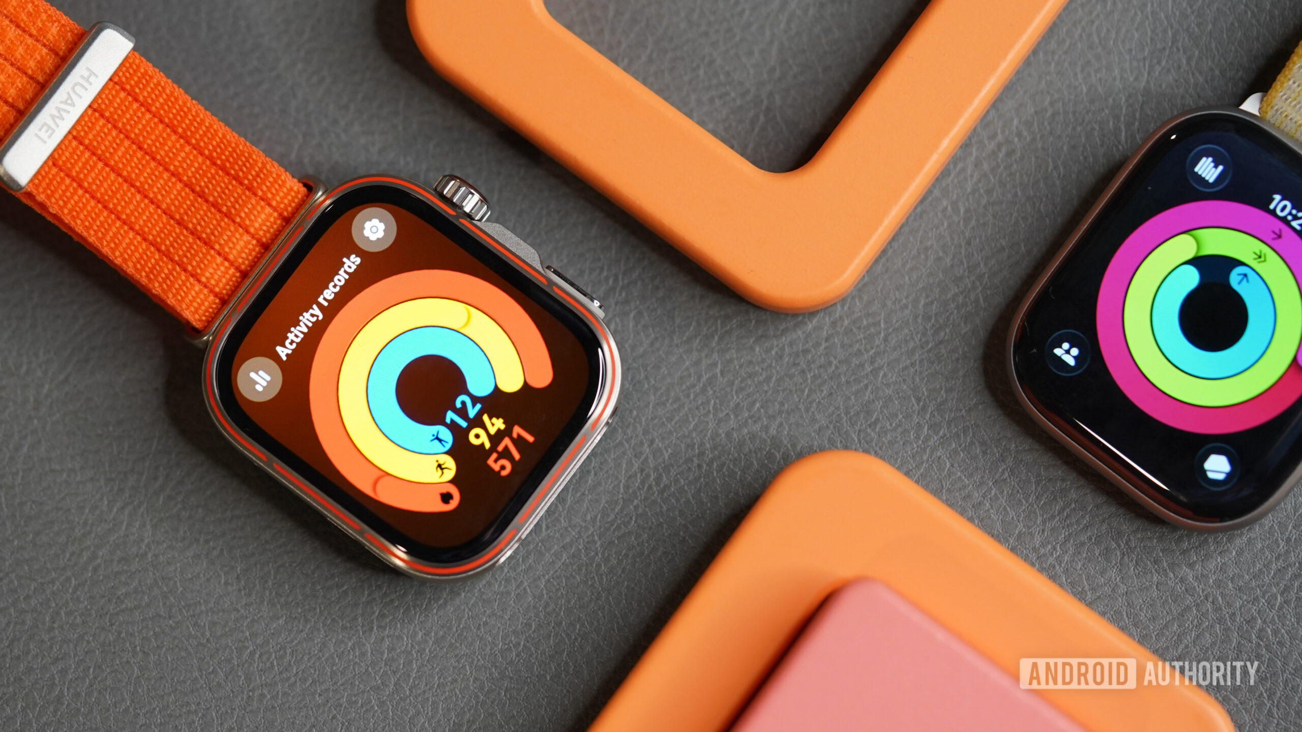 Um HUAWEI Watch Fit 5 Pro fica ao lado de um Apple Watch Series 11.