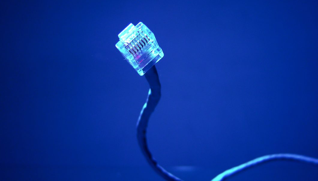 Cabo Ethernet de internet (Imagem: Mario Alberto Magallanes Trejo / FreeImages)