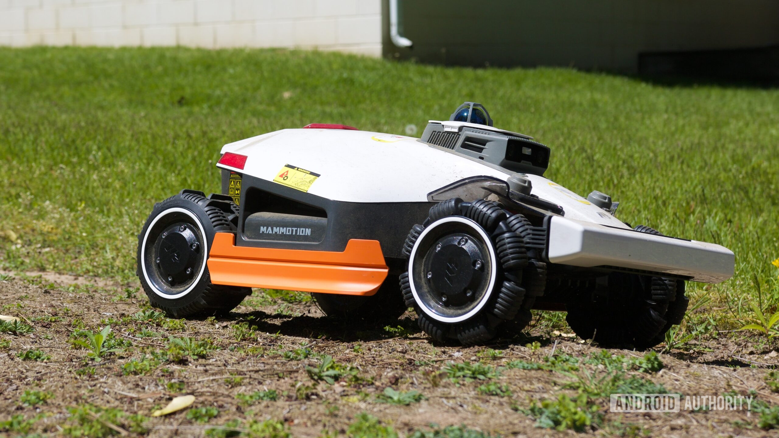 O Mammotion LUBA 3 AWD cortando um quintal.