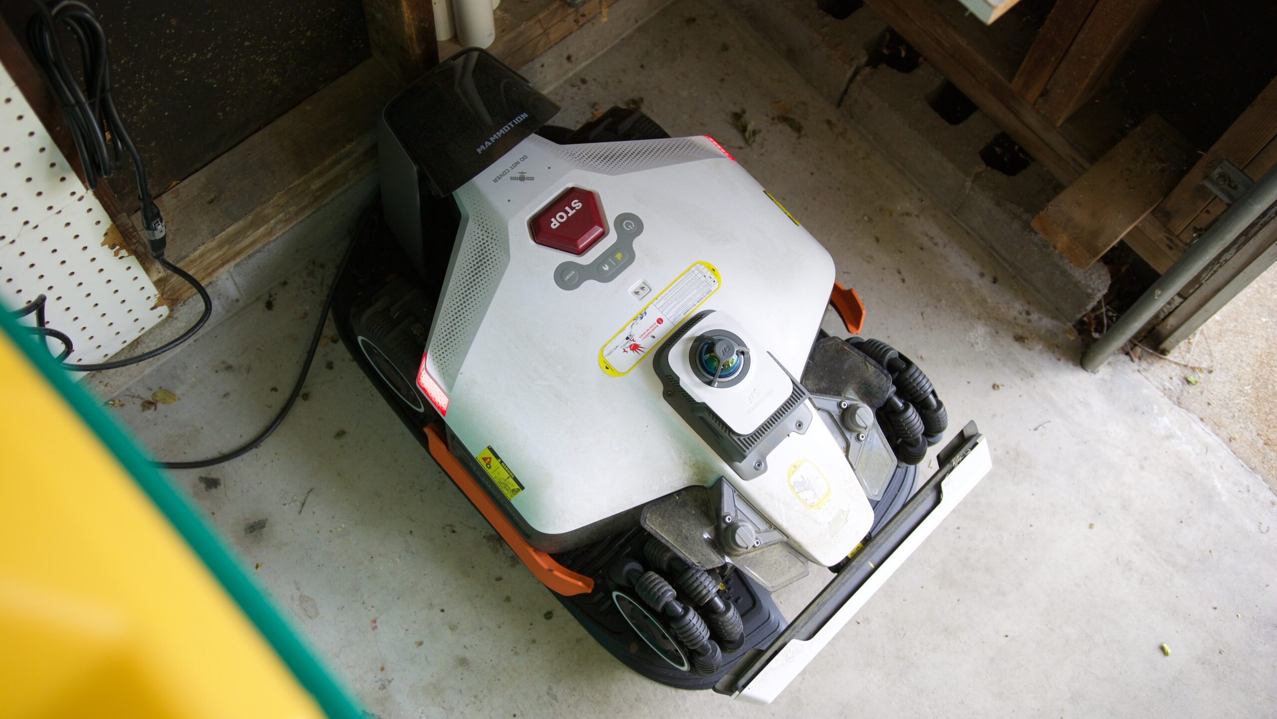 Mammotion LUBA 3 AWD em sua base de carregamento.