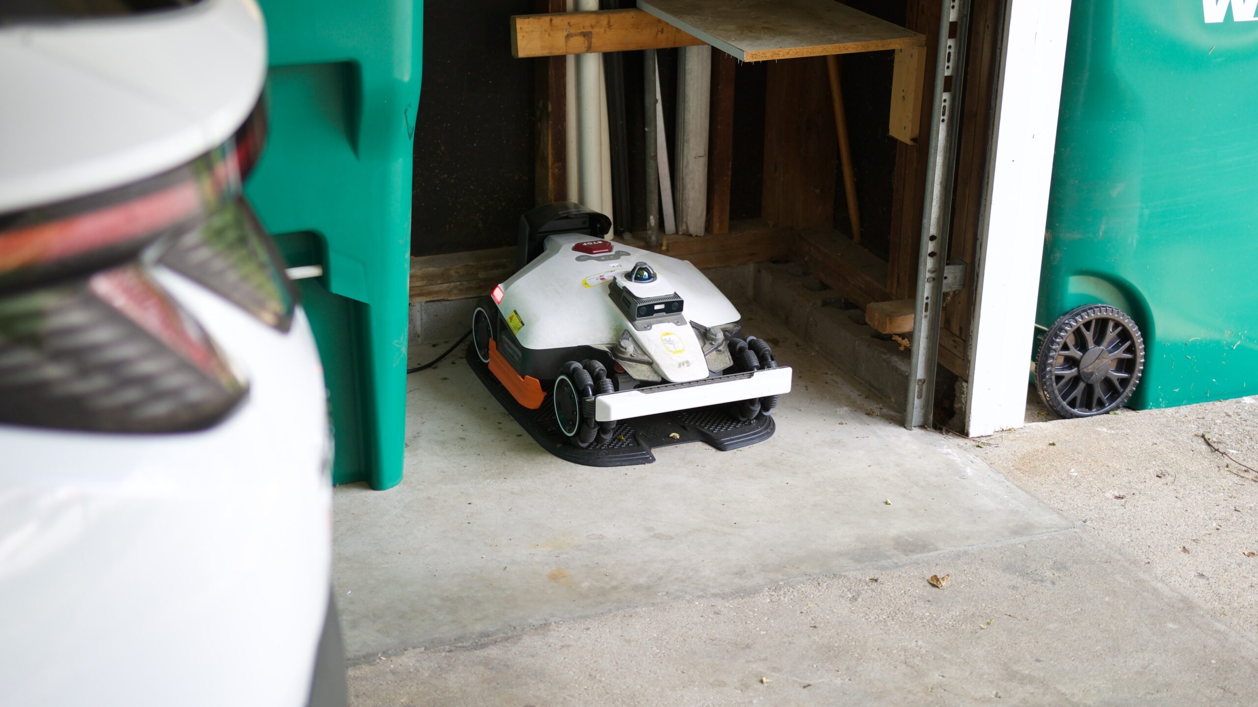 Mammotion LUBA 3 AWD em sua base de carregamento.