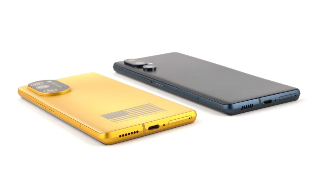 Imagem mostra um smartphone Trump T1 ao lado de um HTC U24 Pro