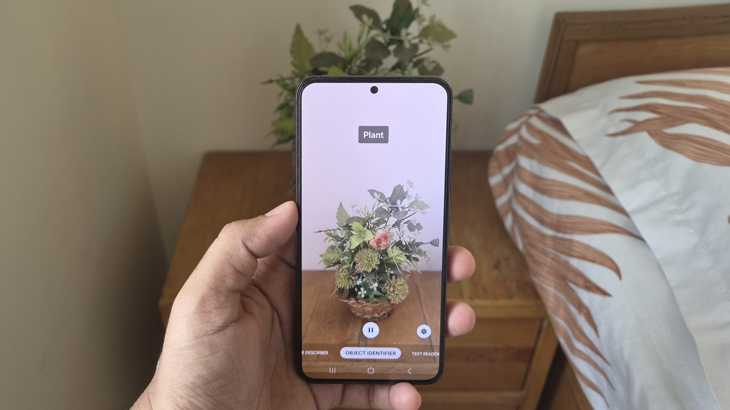 Telefone Samsung na mão mostrando identificador de objeto