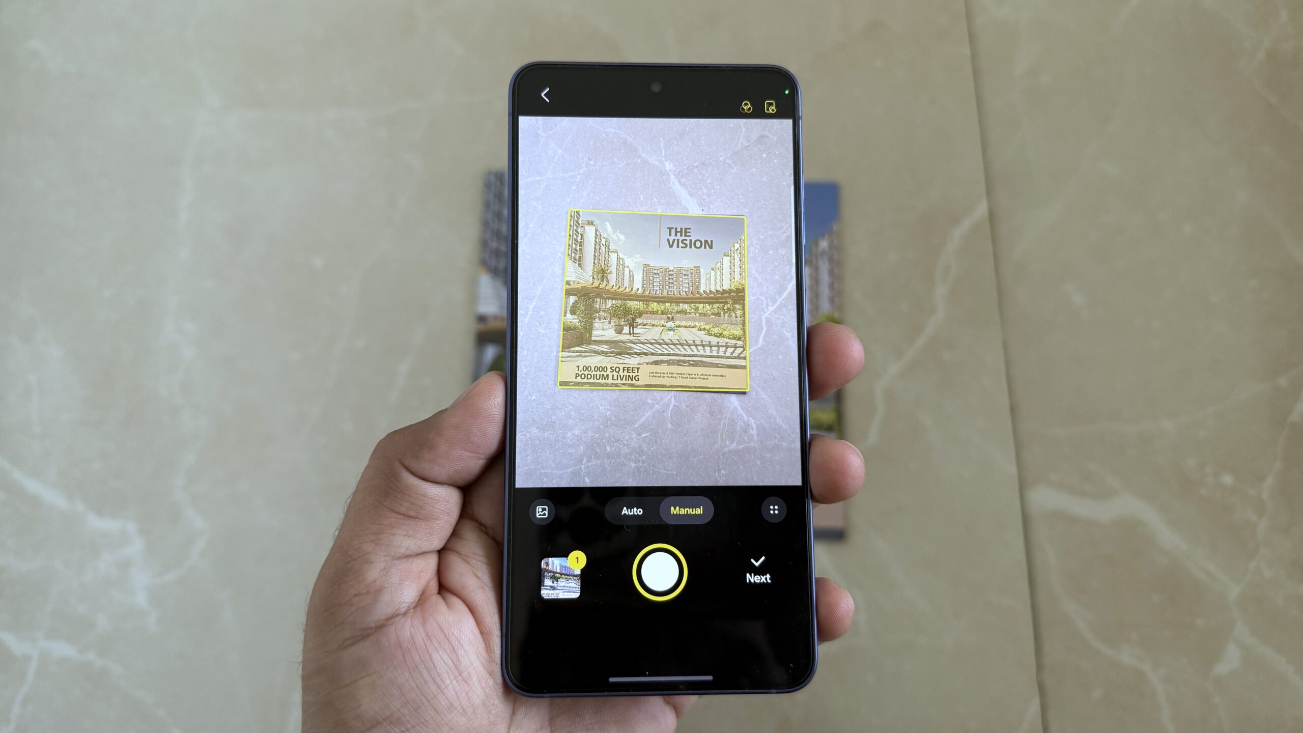 Telefone Samsung na mão mostrando a digitalização de um documento