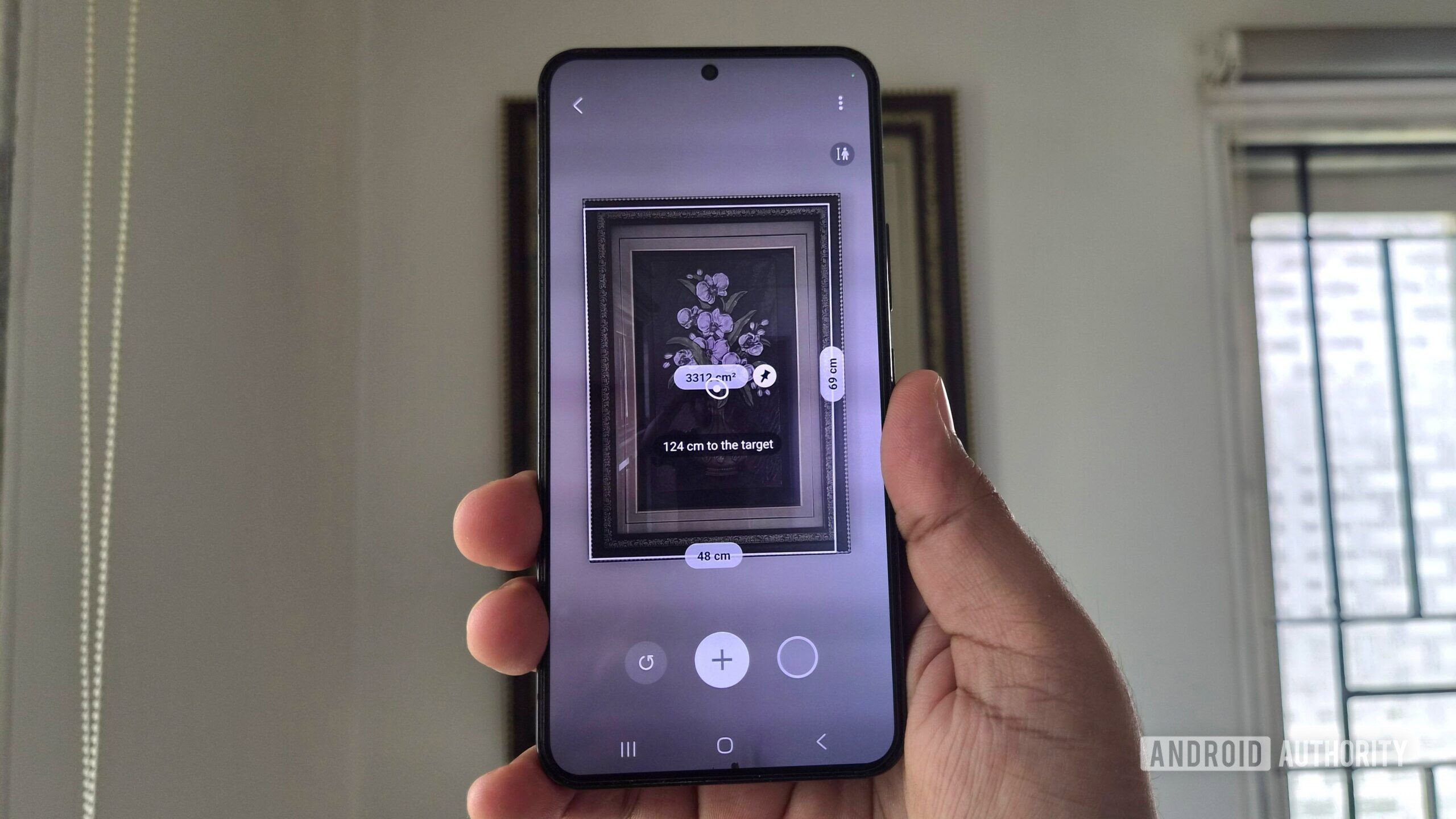 Um telefone Samsung na mão mostrando o aplicativo Quick Measure