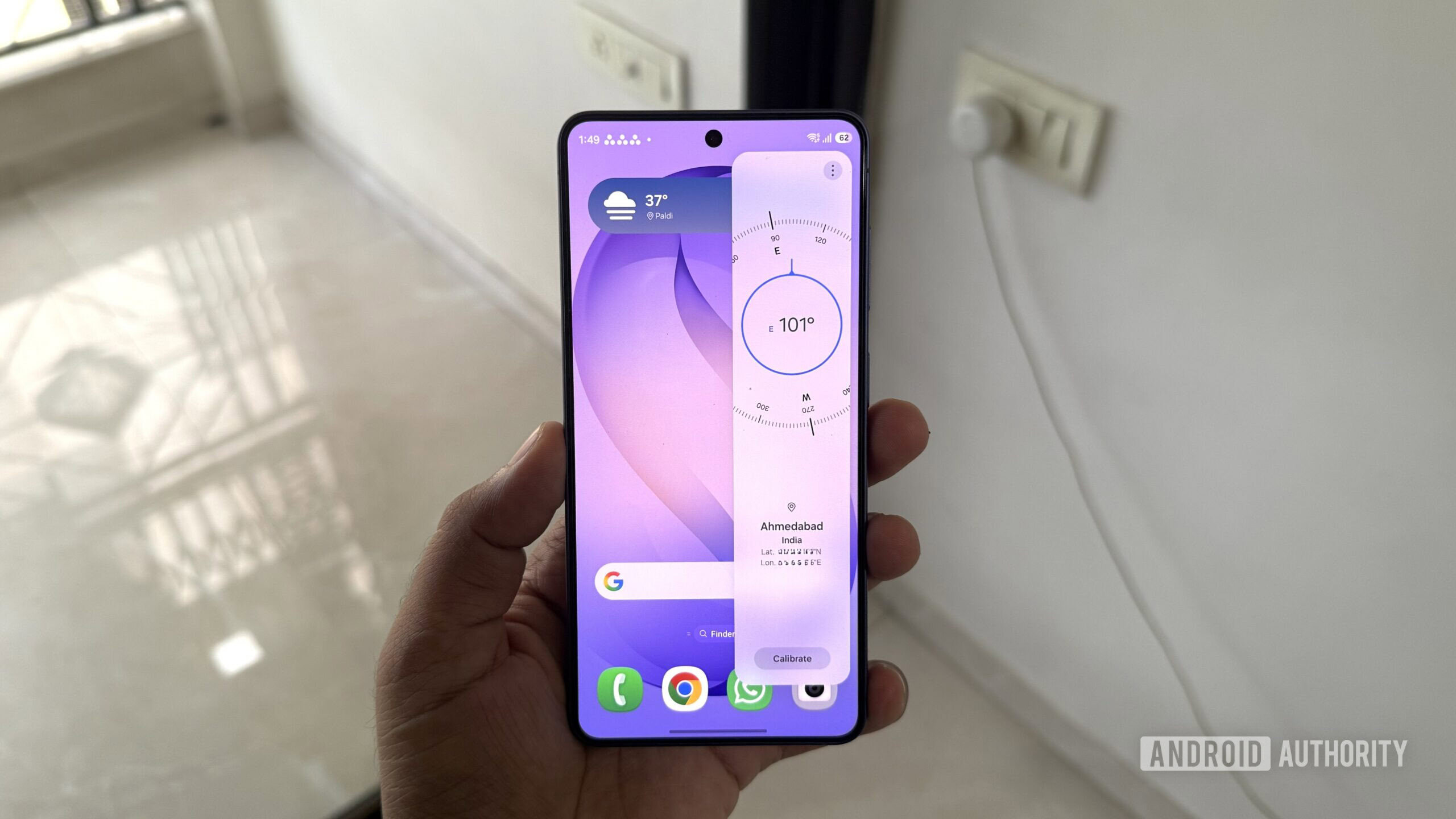 Telefone Samsung mostrando bússola dentro do Edge Panel