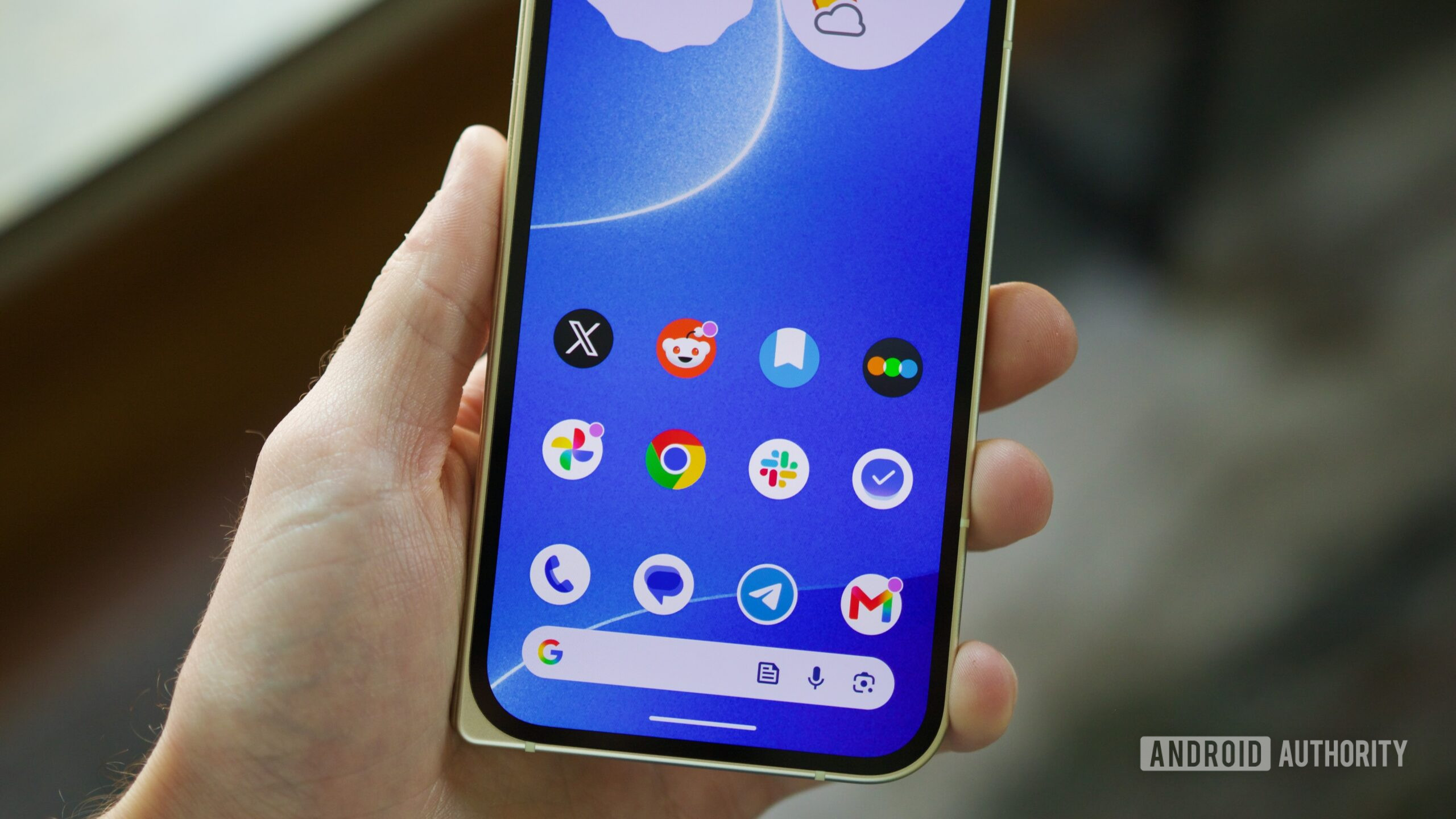 Nomes ocultos de aplicativos da tela inicial do Android de 17 pixels Smartphone Pixel com Android 17 mostrando apps na tela inicial sem rótulos de nome.