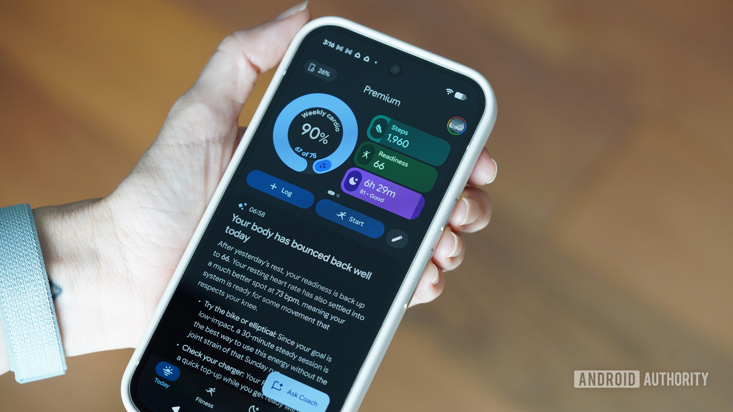 Aplicativo Google Saúde Um usuário do Fitbit Air verifica suas estatísticas no aplicativo Google Health.