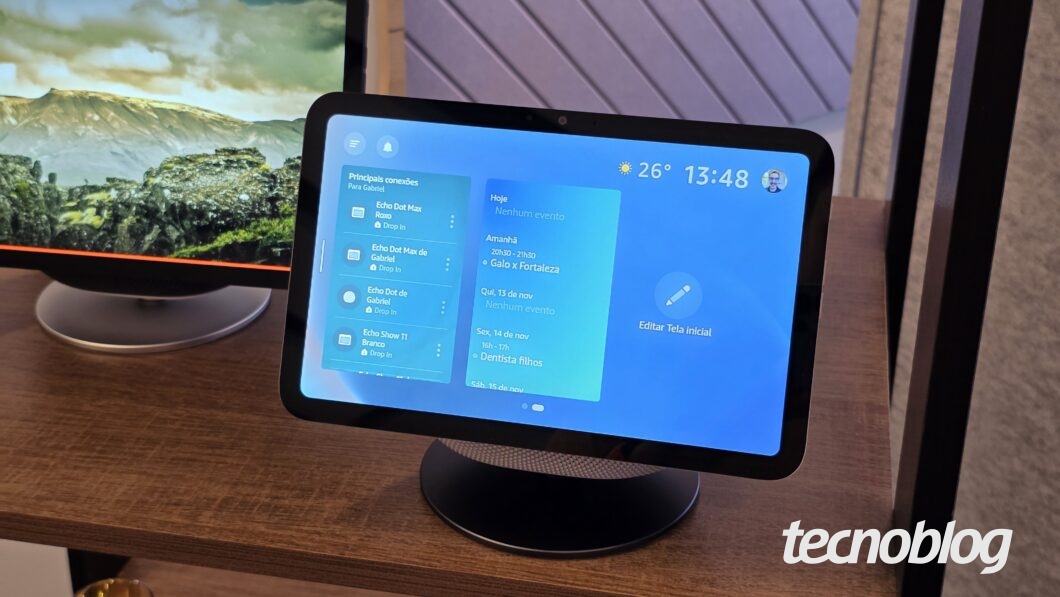 Alto-falante inteligente com tela sobre uma mesa, visto pela frente