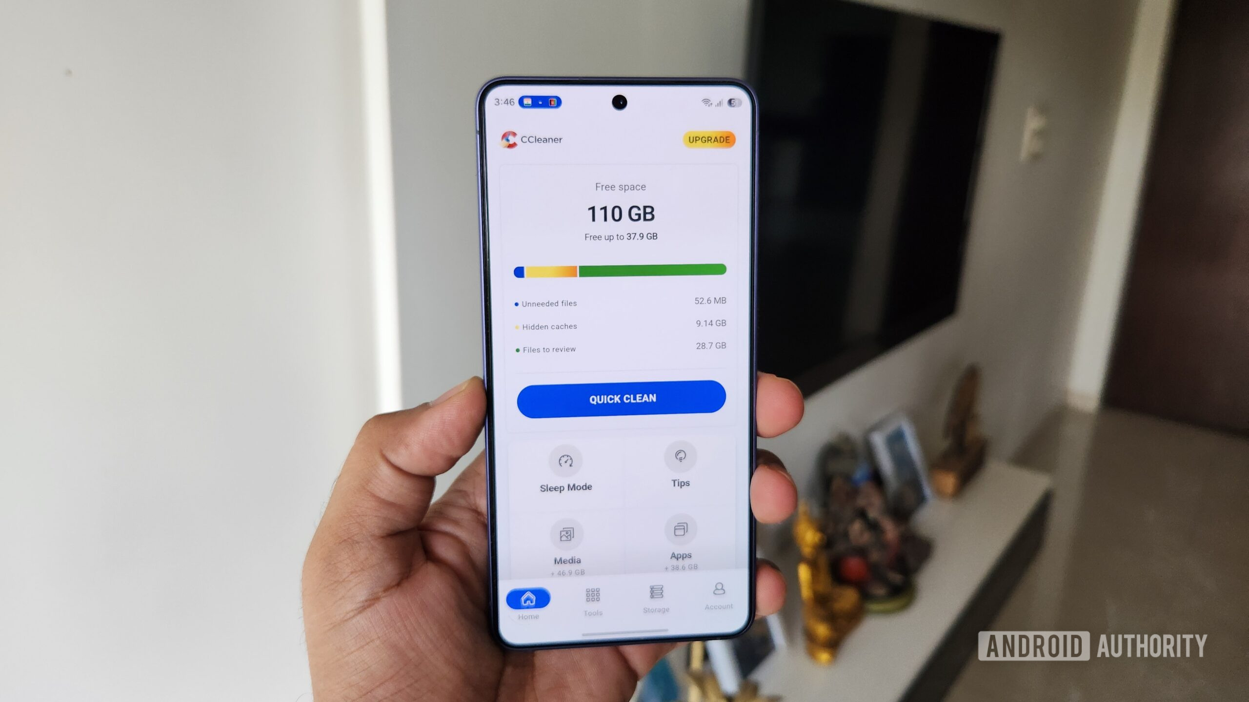 Telefone Android na mão mostrando o aplicativo CCleaner