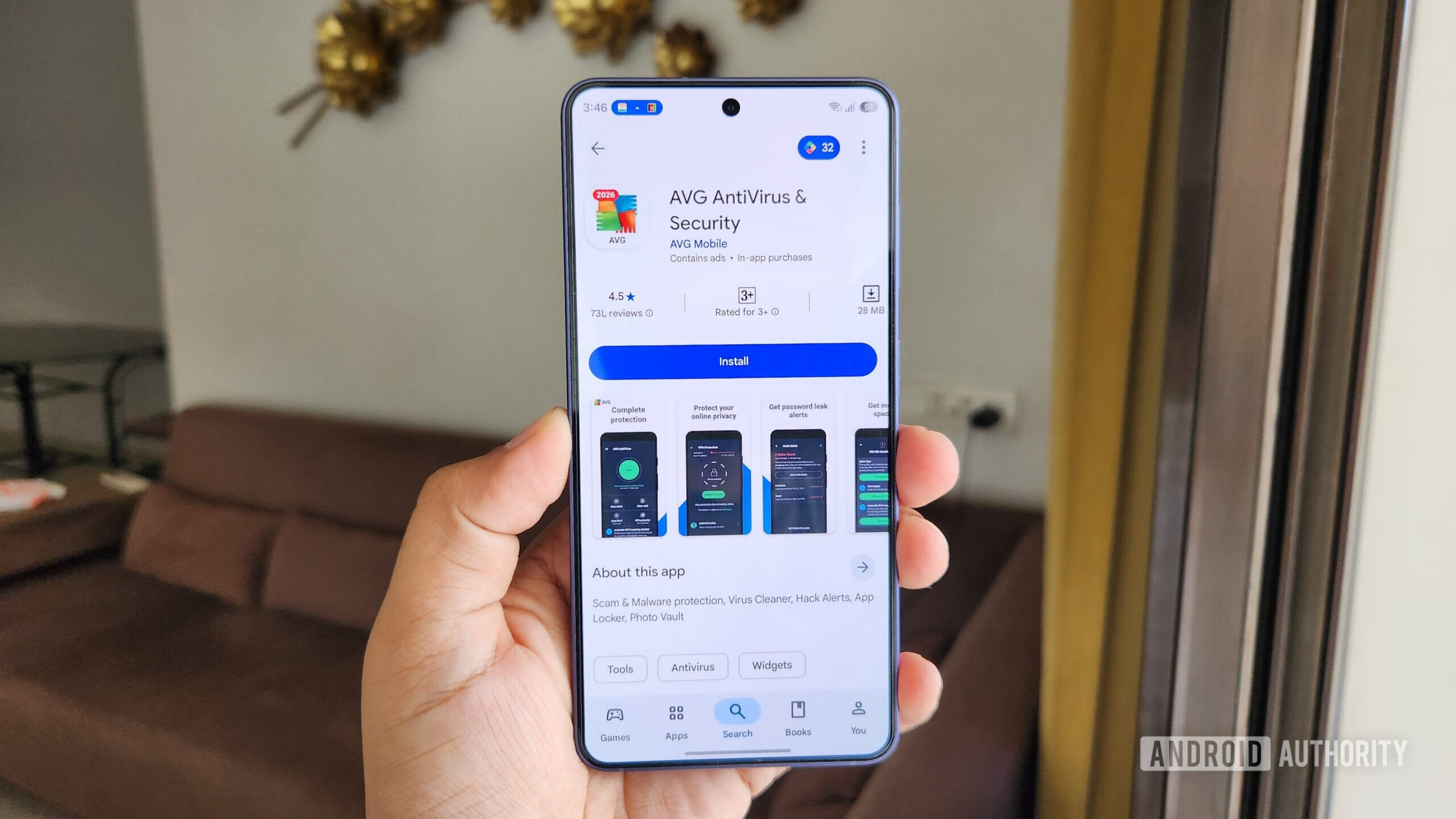 Telefone Android mostrando o aplicativo antivírus AVG na Play Store