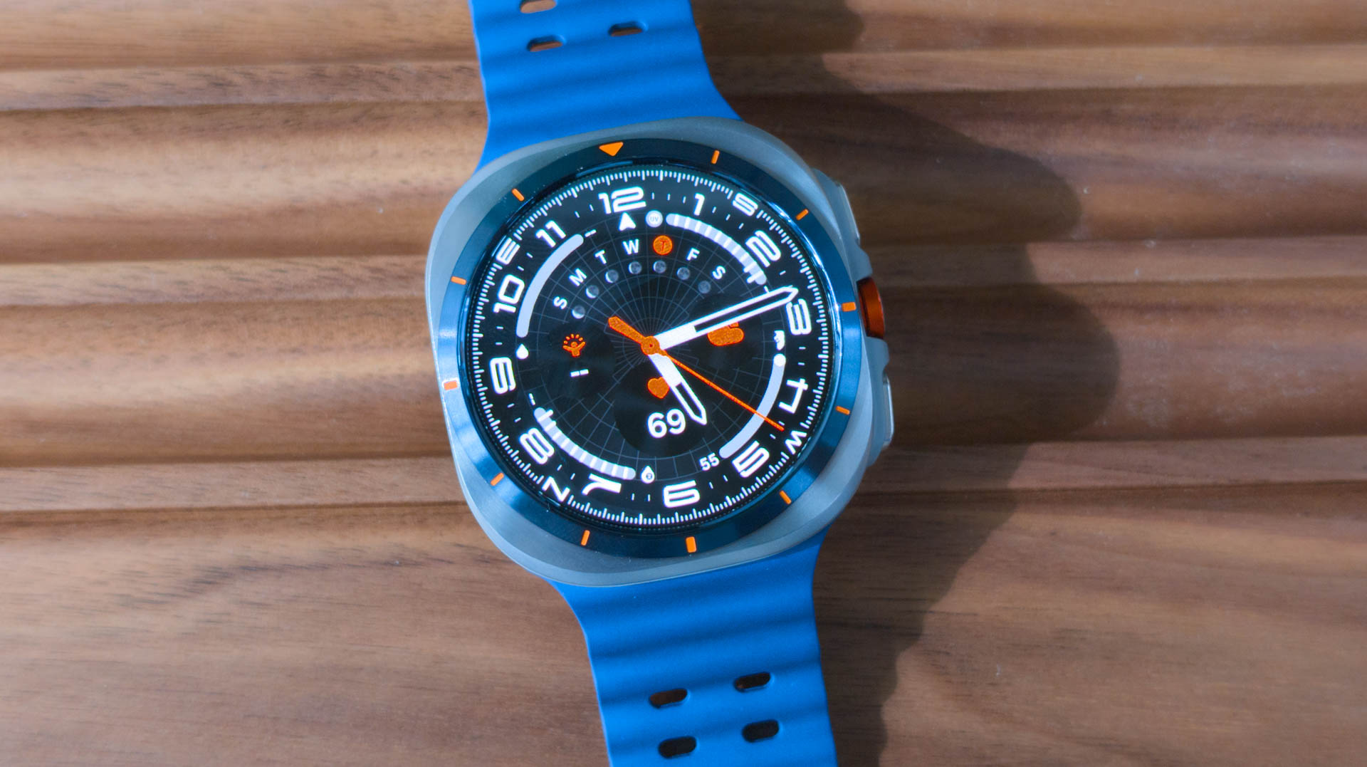 Closeup do Samsung Galaxy Watch Ultra 2025 Titanium Blue na caixa e no mostrador do relógio Closeup do Samsung Galaxy Watch Ultra 2025 Titanium Blue na caixa e no mostrador do relógio