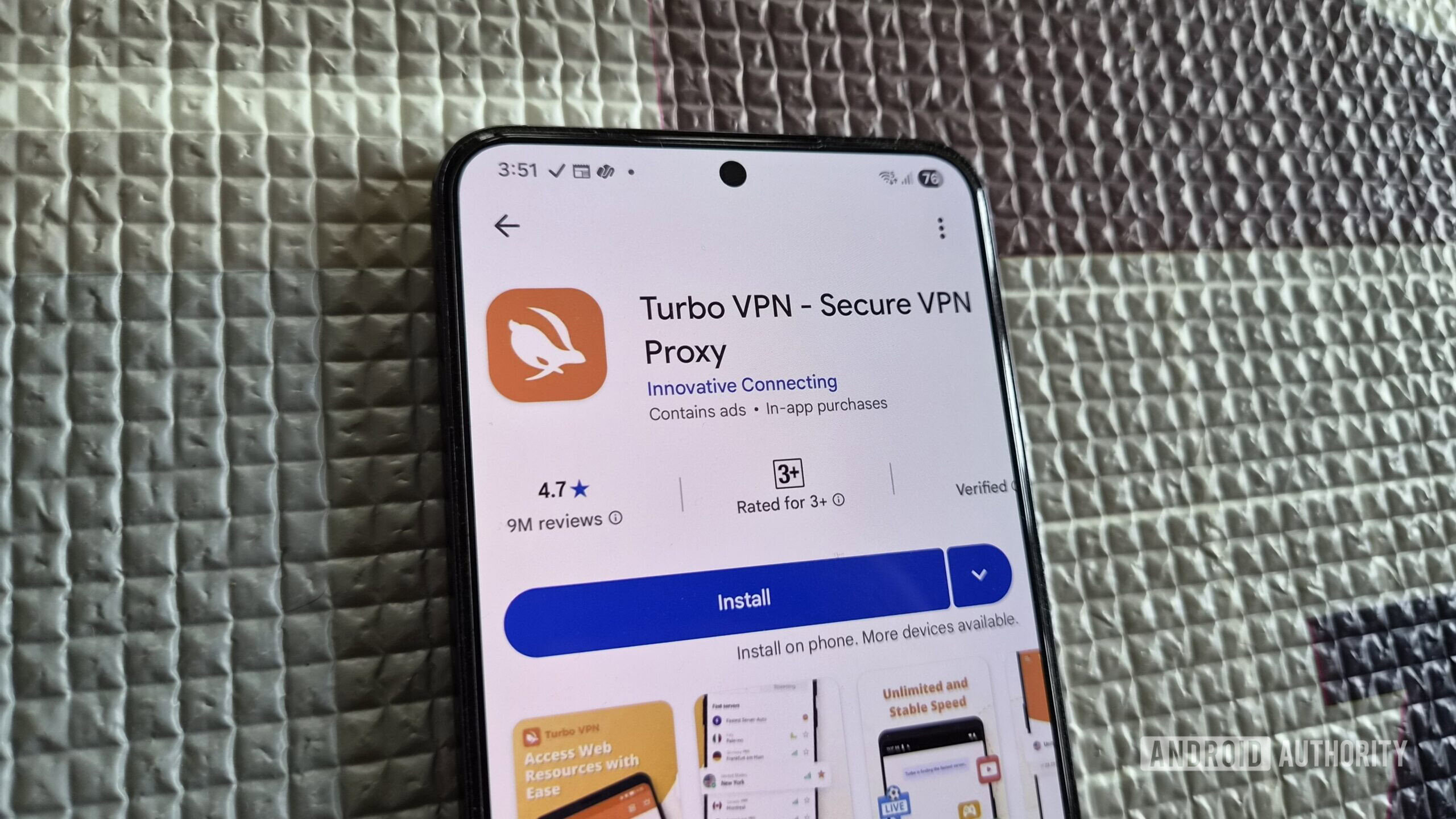 Telefone Android mostrando o aplicativo Turbo VPN na Play Store