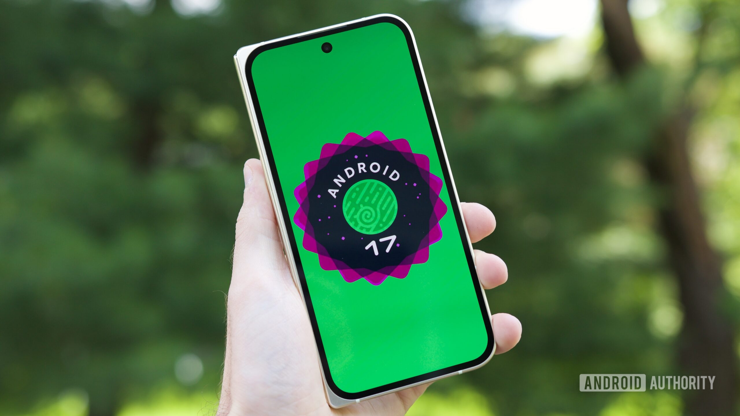 logotipo do android 17 fundo verde fora 2 Logotipo do Android 17 em um smartphone Pixel.