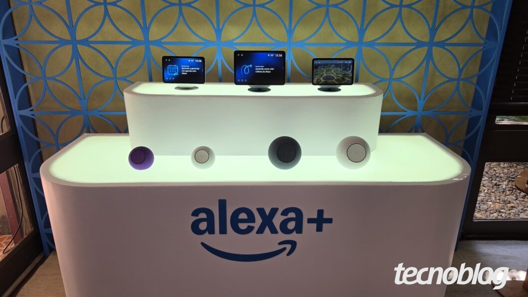 Dispositivos Echo com a assistente Alexa+ em destaque, expostos em uma mesa branca com o logo da Alexa+