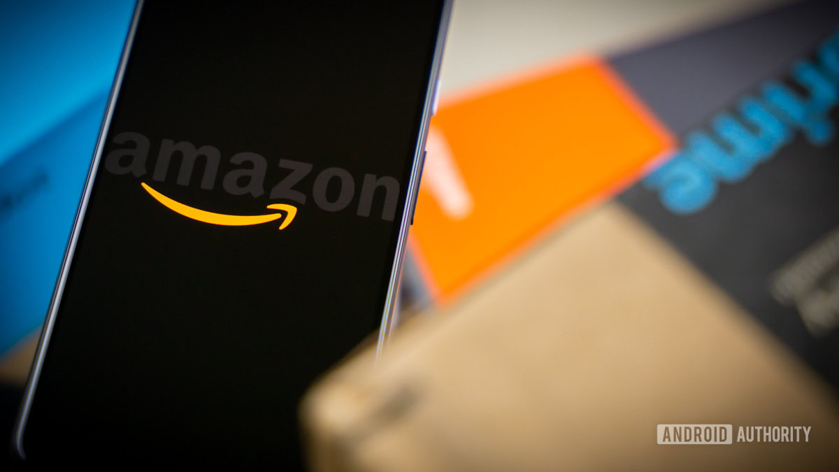 Logotipo da Amazon no telefone ao lado de caixas - foto 12