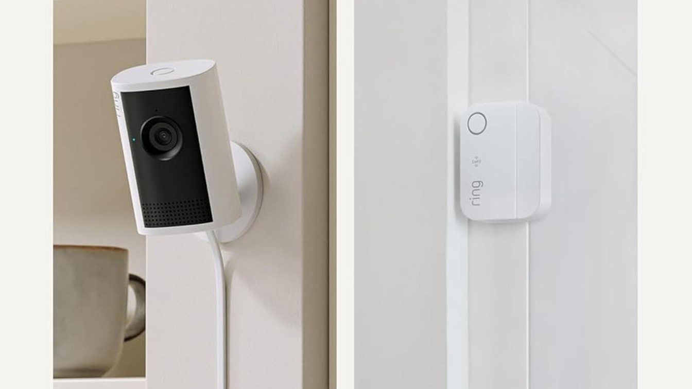Ring Indoor Cam Plus com imagem de imprensa do sensor de janela e porta Ring Indoor Cam Plus com imagem de imprensa do sensor de janela e porta