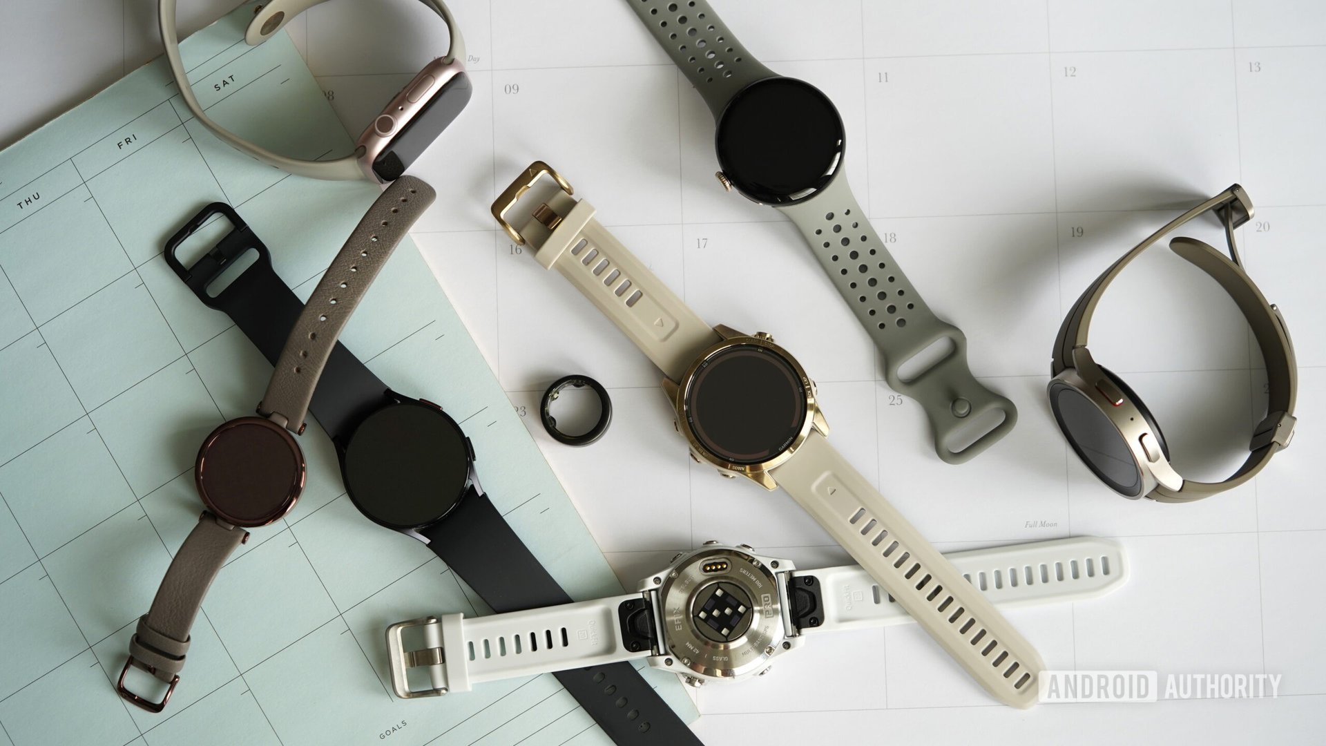 Uma variedade de wearables repousa em uma coleção de calendários de 2024.