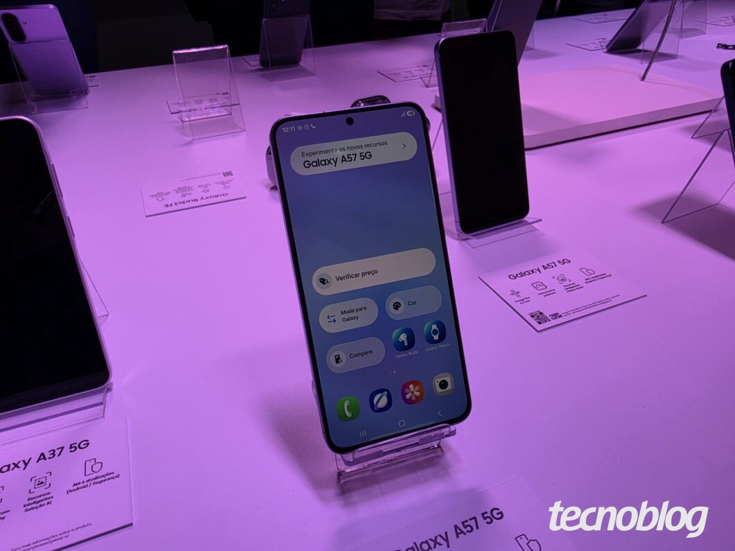 Galaxy A57 5G exibido em suporte, com tela mostrando “Experimente os novos recursos do Galaxy A57 5G”