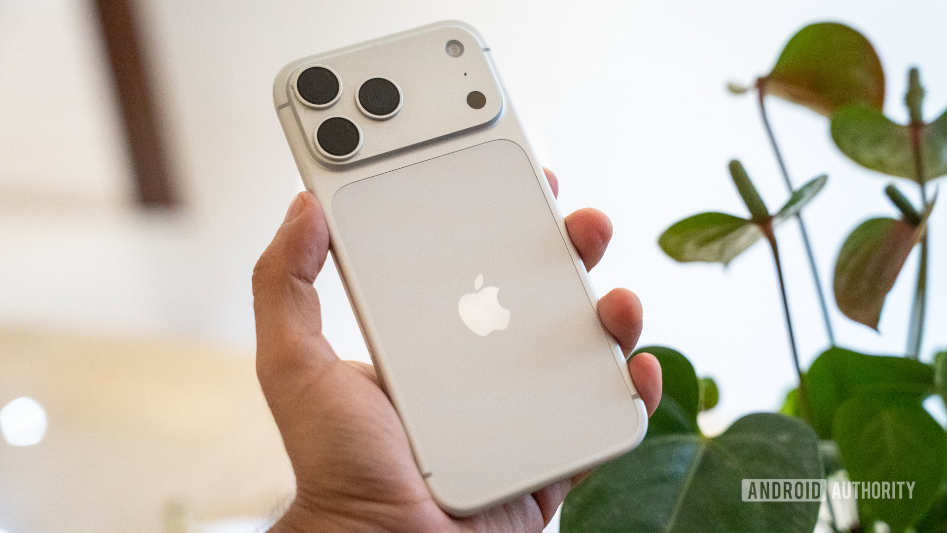 iPhone 17 Pro na mão iPhone 17 Pro na mão