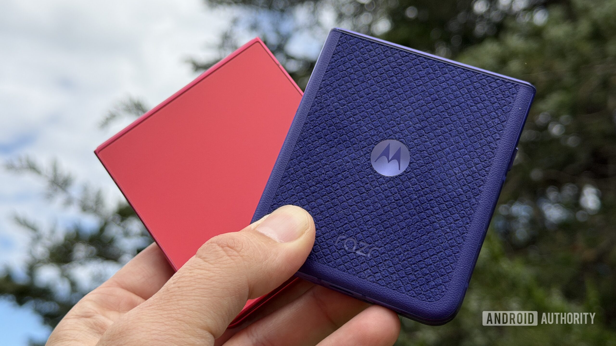 Motorola Razr Ultra Galaxy Z Flip 7 contra o céu