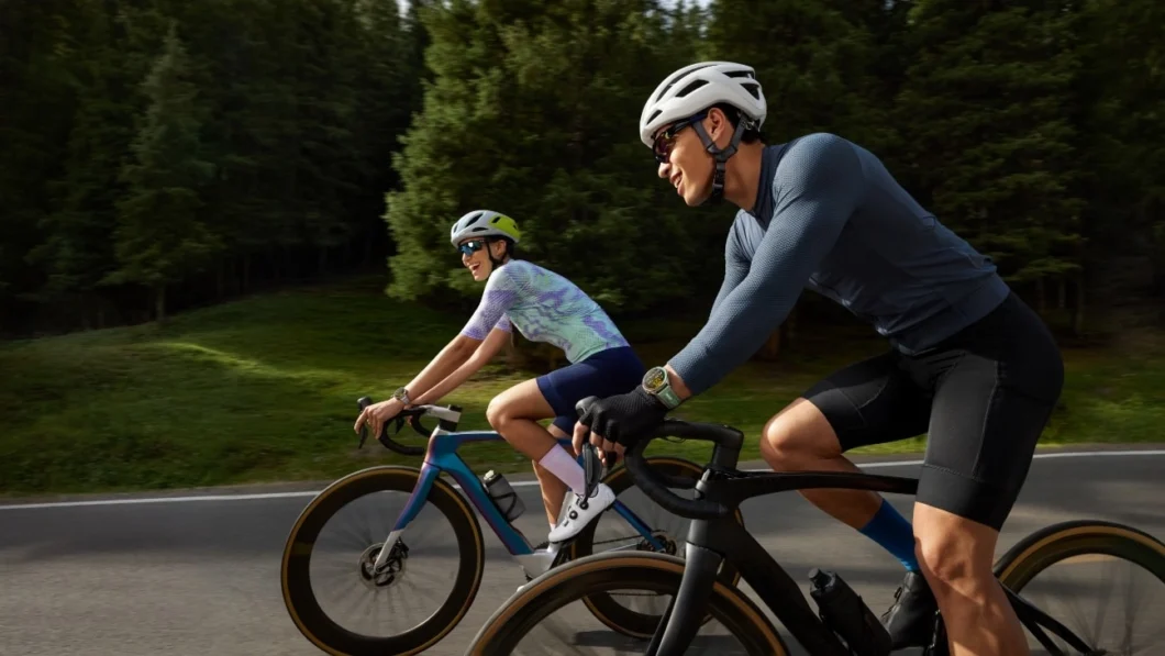 Pessoa usando smartwatch Huawei Watch GT 6 durante pedaladas ao ar livre, registrando atividades de ciclismo