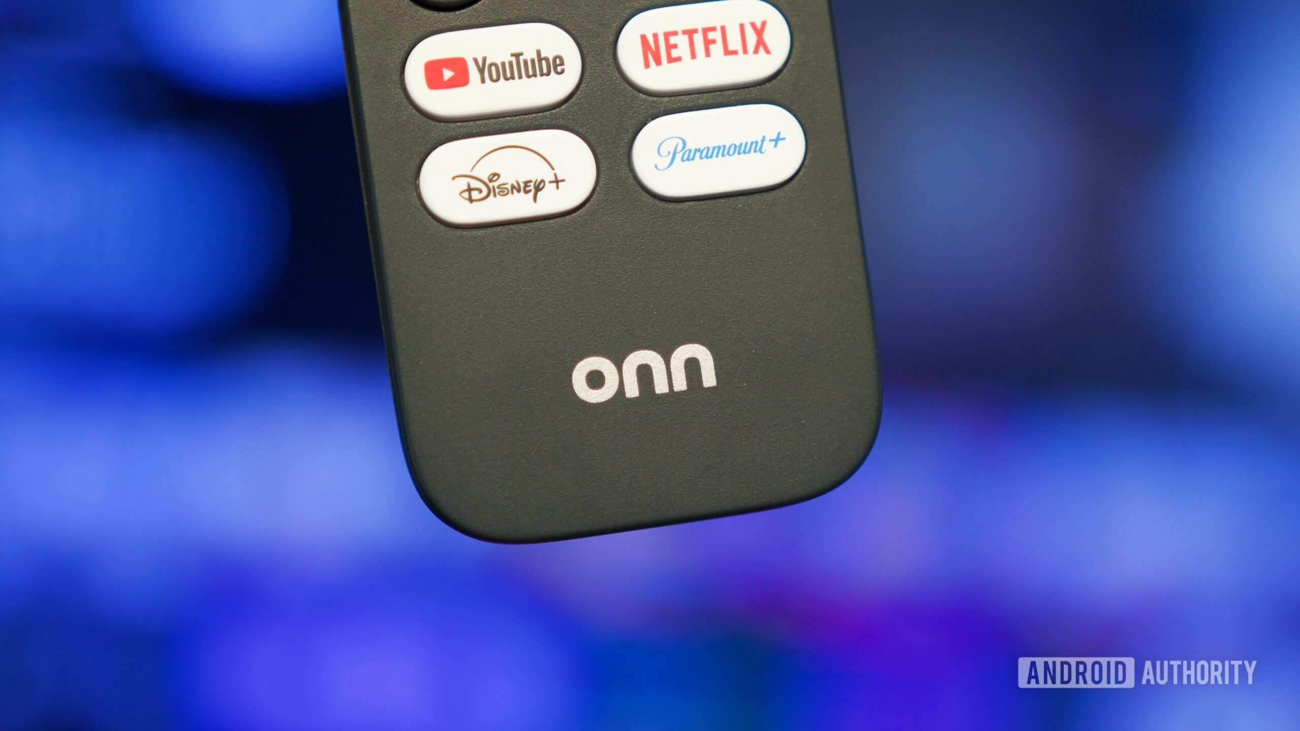 close-up do logotipo remoto onn 4k pro 2026 Logotipo Onn no controle remoto Onn 4K Pro (2026).