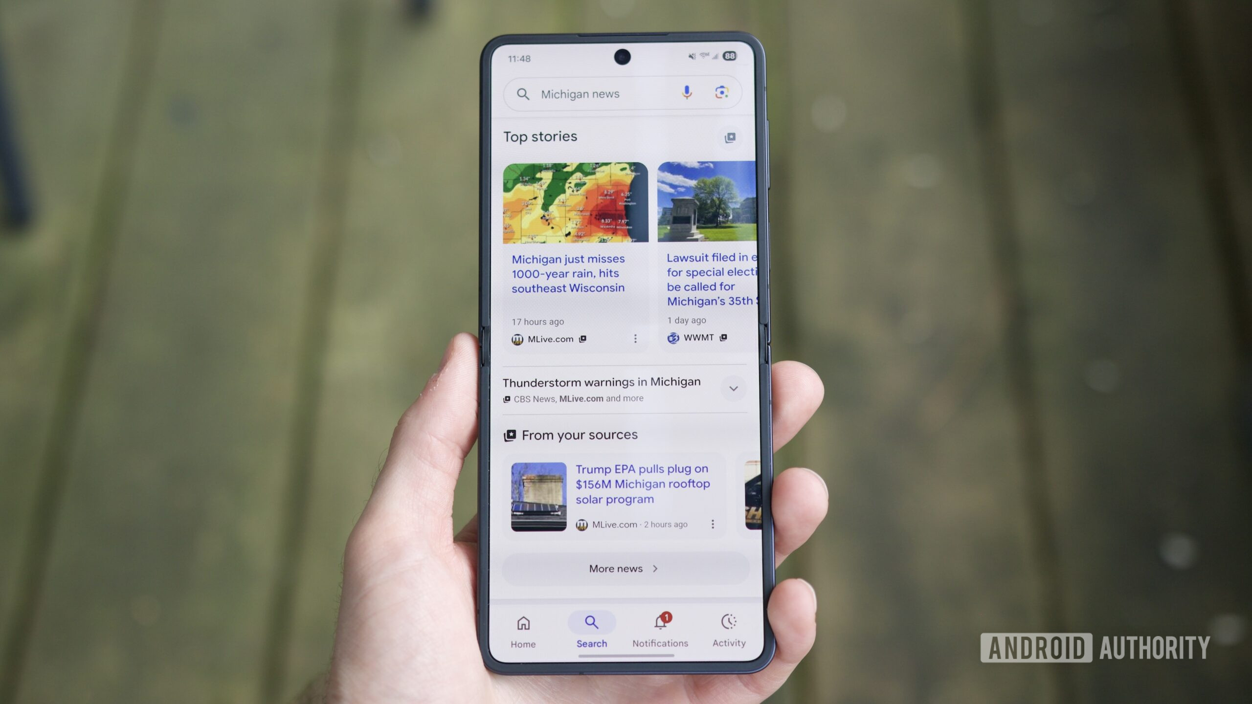 Resultados da Pesquisa Google mostrando fontes preferenciais no Google app em um telefone Android.