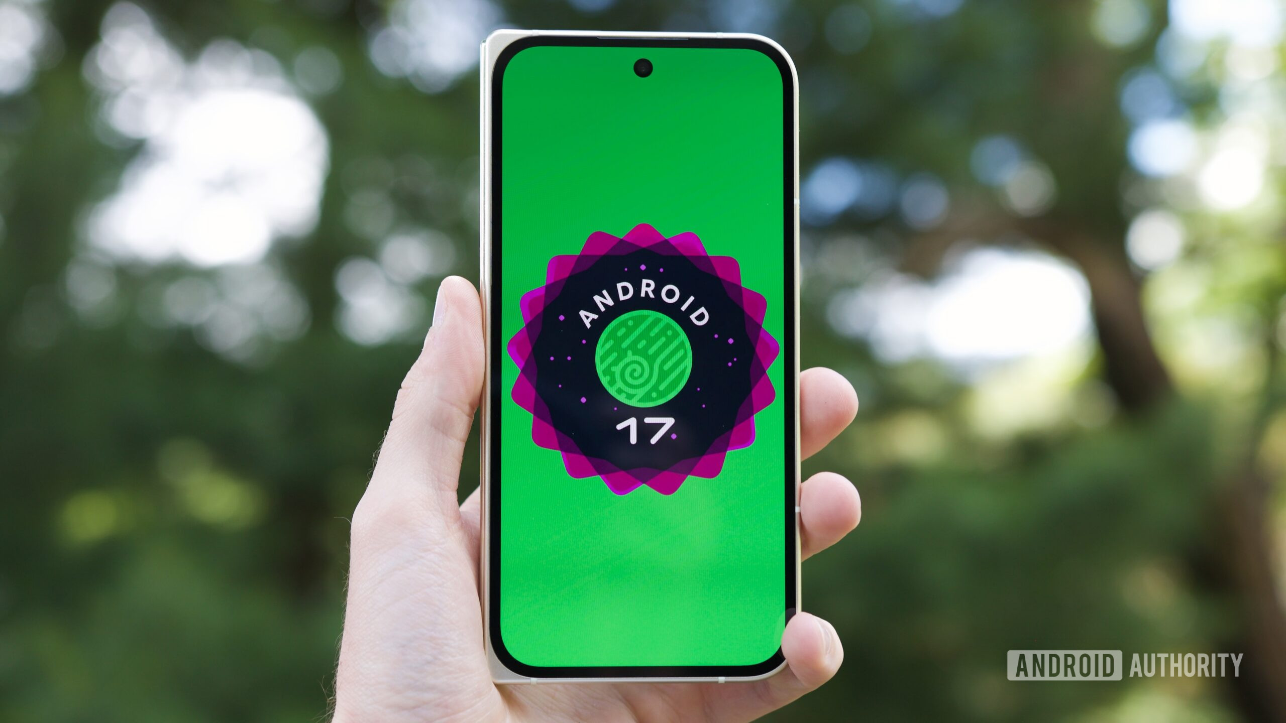 logotipo do android 17 fundo verde fora 1 Logotipo do Android 17 em um smartphone Pixel.