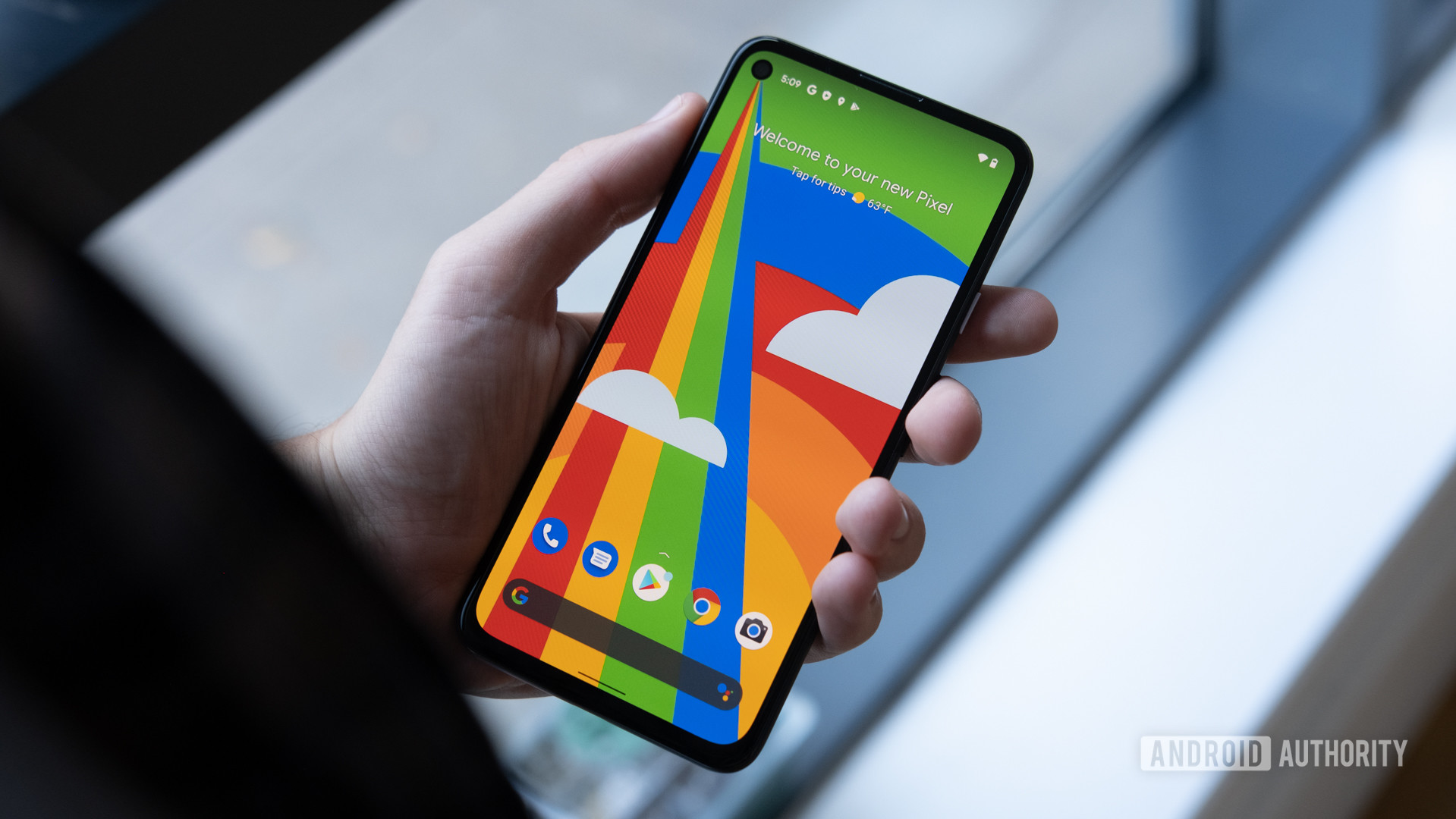 Google Pixel 4a 5G na mão na frente do telefone 2