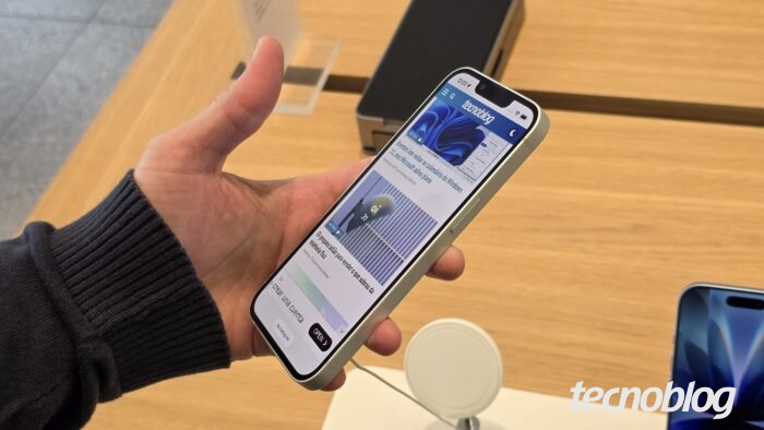 Mão segurando o iPhone 17e