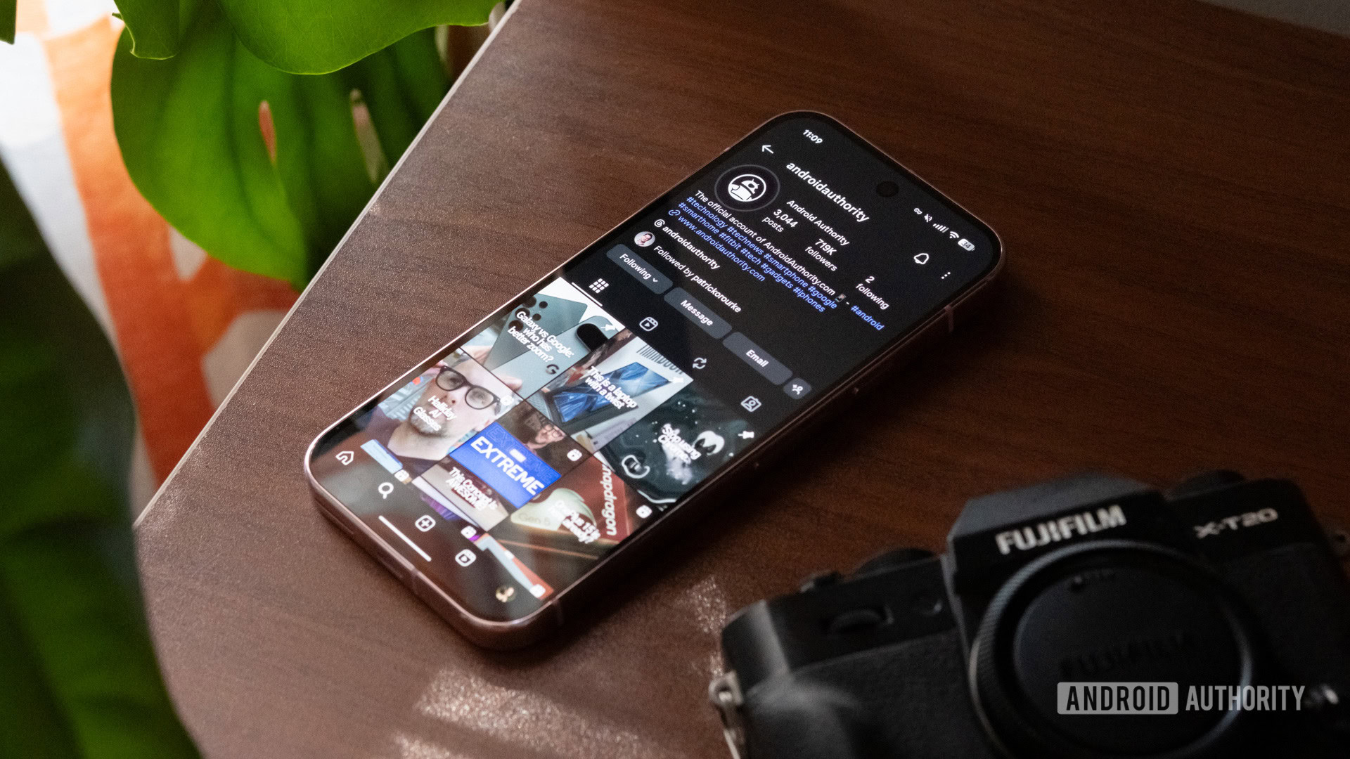 google pixel 9 pro instagram página de autoridade android Um Google Pixel 9 Pro em uma mesa, mostrando o aplicativo Instagram.