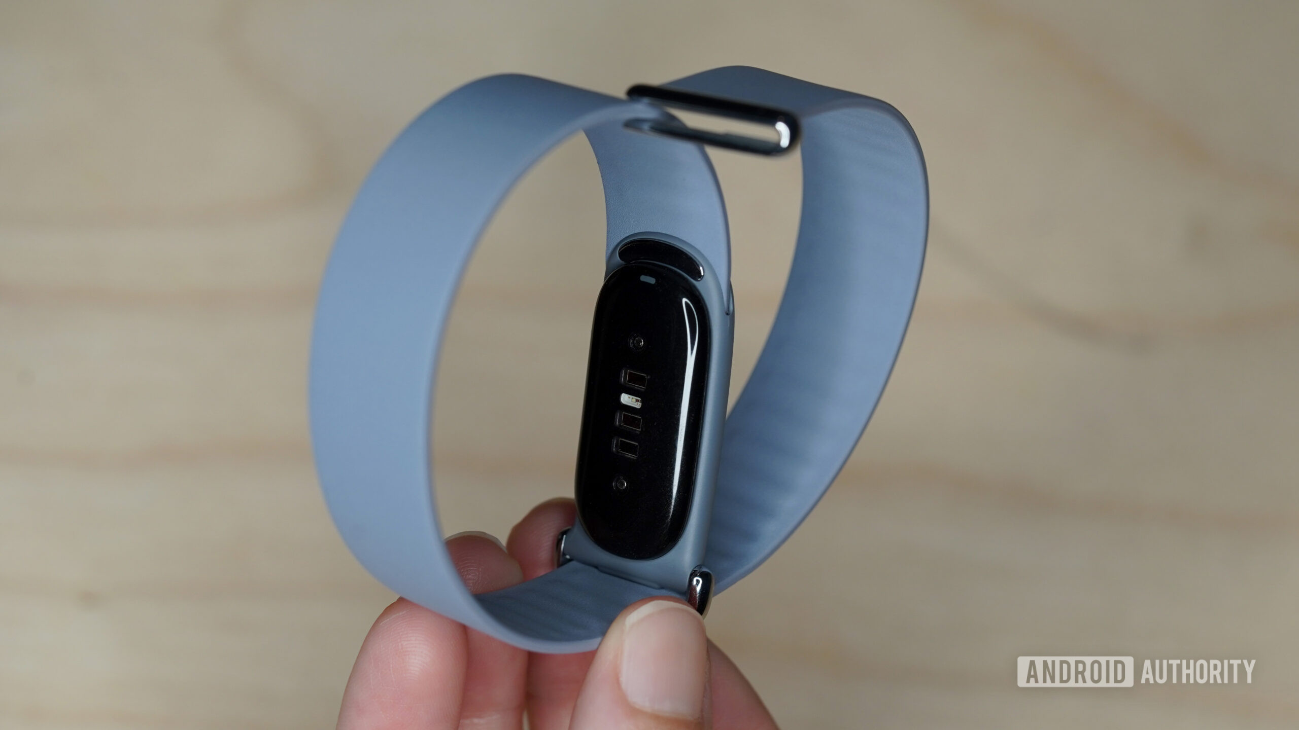 A Elevated Modern Band do Fitbit Air apresenta um design de fechamento exclusivo.