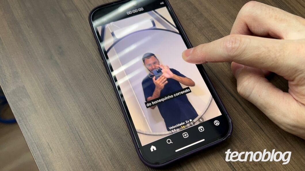 iPhone com Reels reproduzido em velocidade 2x