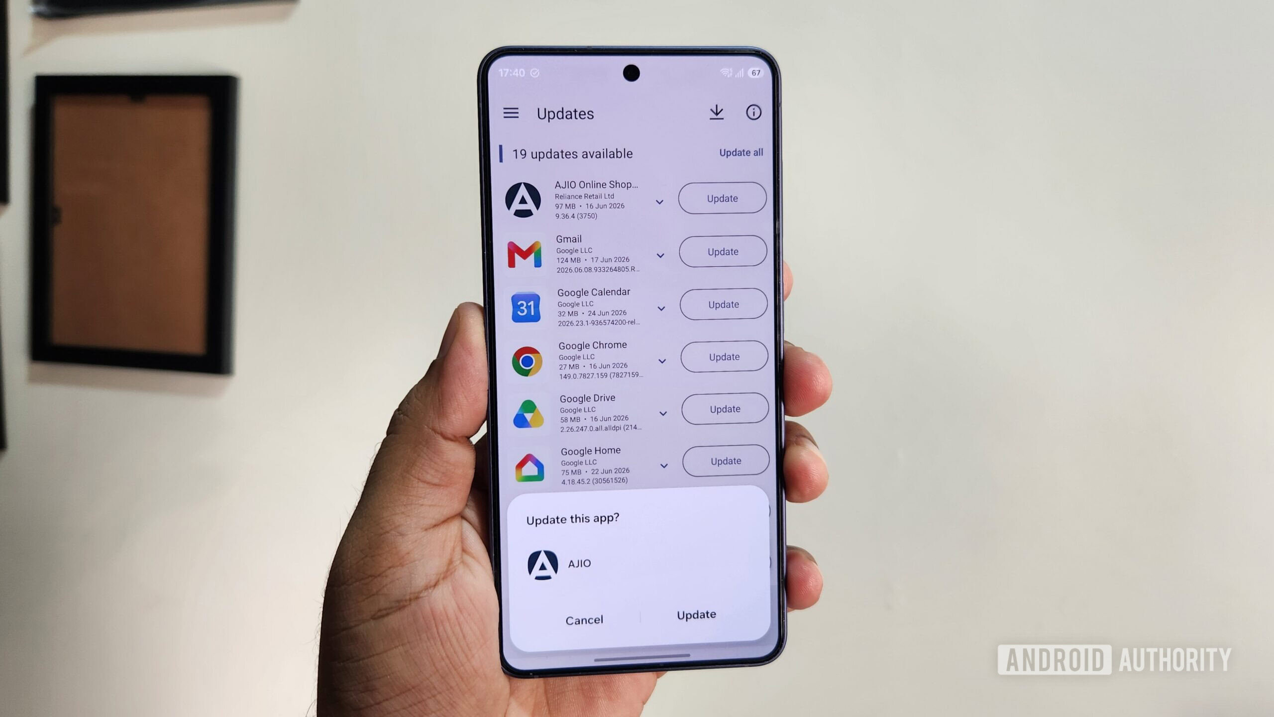 Telefone Android na mão mostrando o menu de atualização da Aurora Store