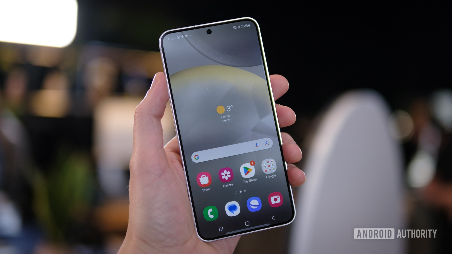 Samsung Galaxy S24 na tela inicial da mão