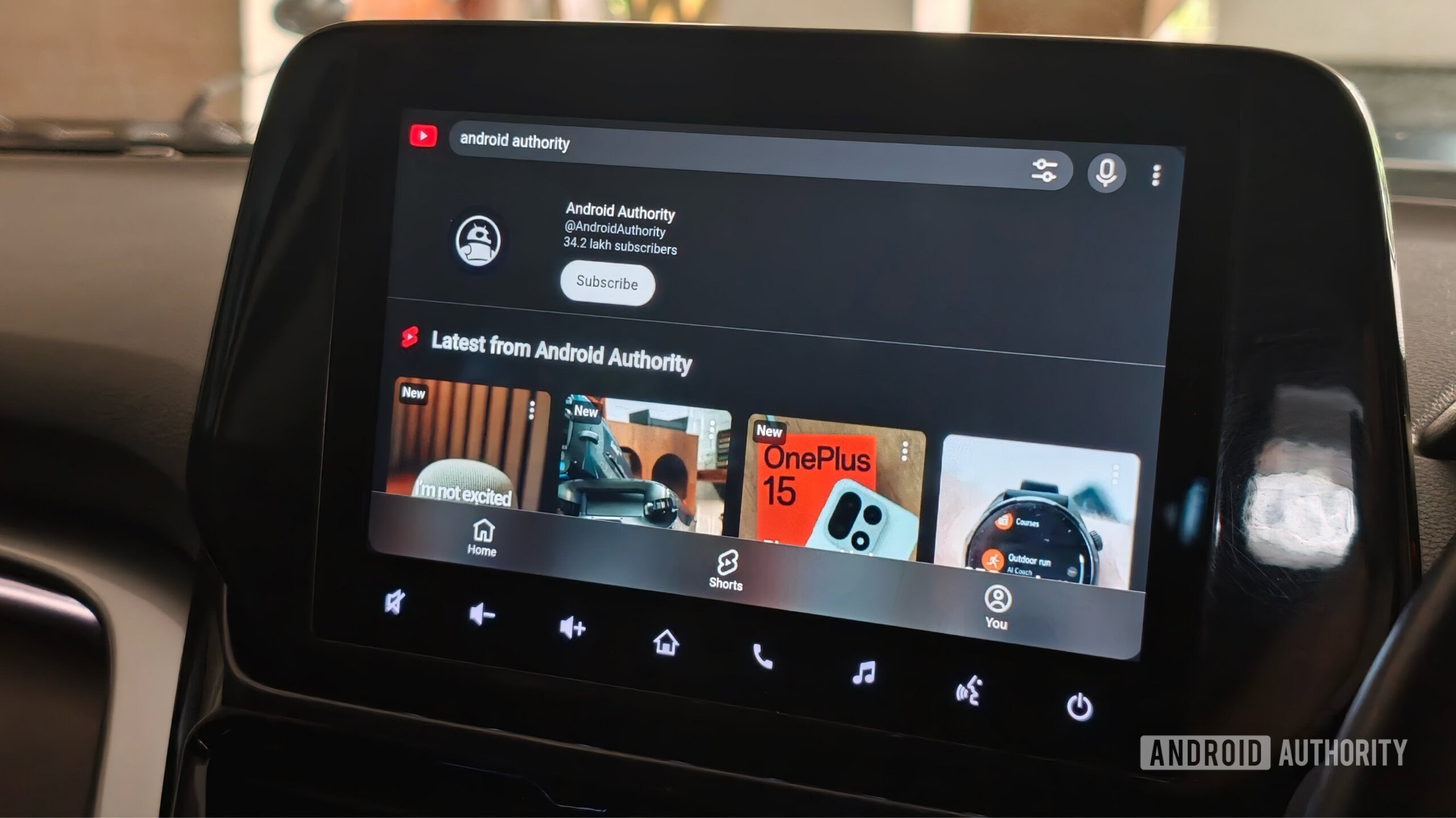 aplicativos de terceiros para Android Auto 5 Tela de infoentretenimento do carro exibindo a página inicial do canal Android Authority no YouTube em execução no Android Auto
