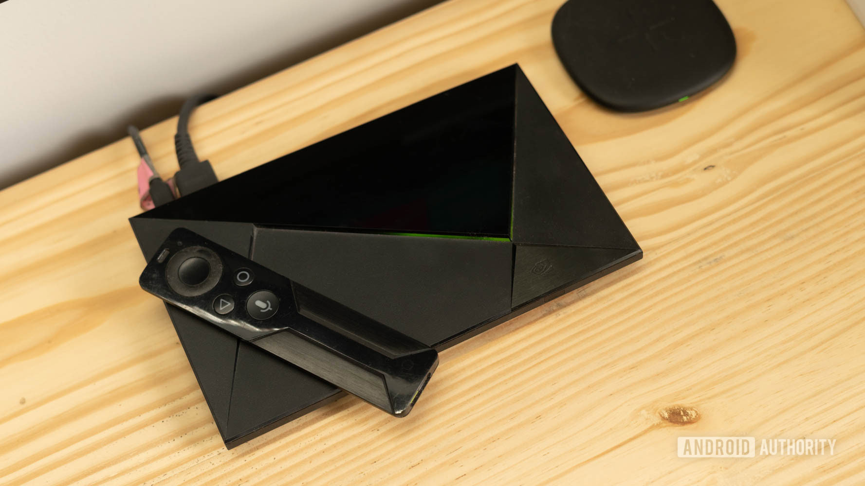Vista de cima para baixo do NVIDIA Shield 2015 com controle remoto original