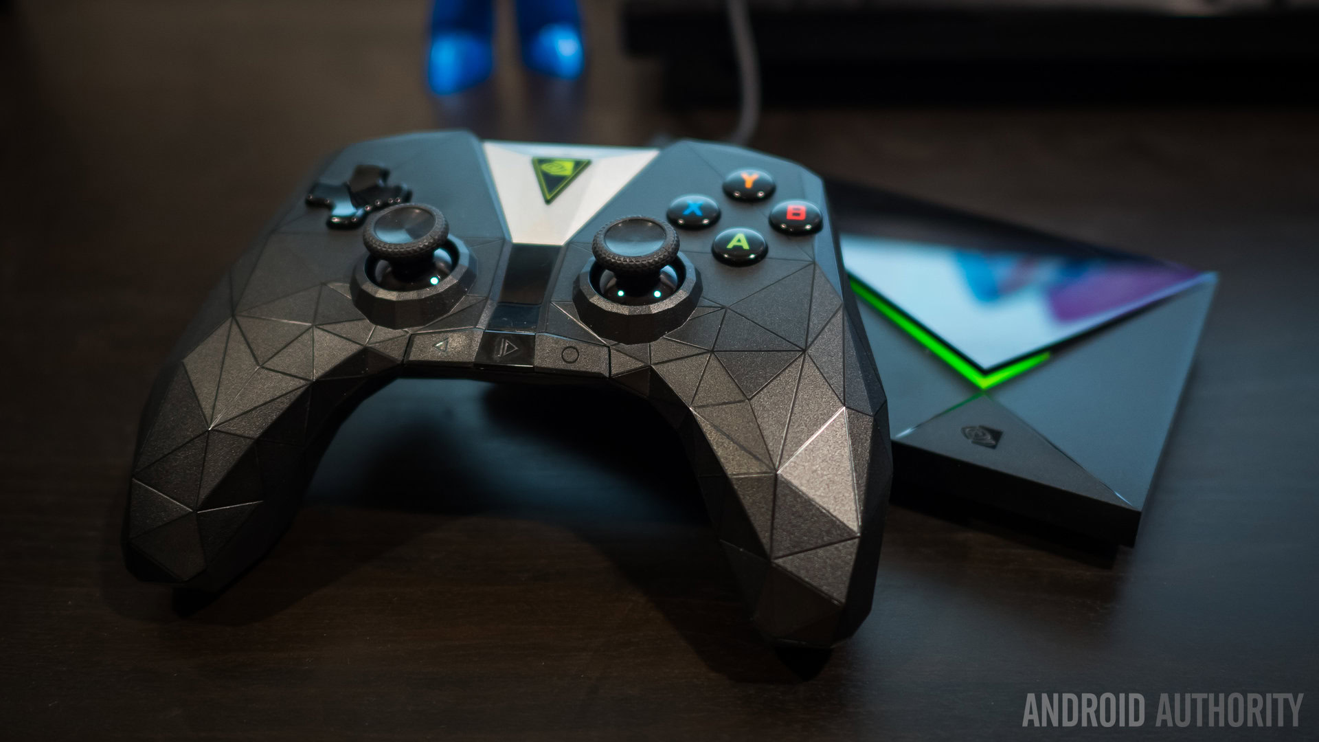 O console e controlador NVIDIA Shield TV.