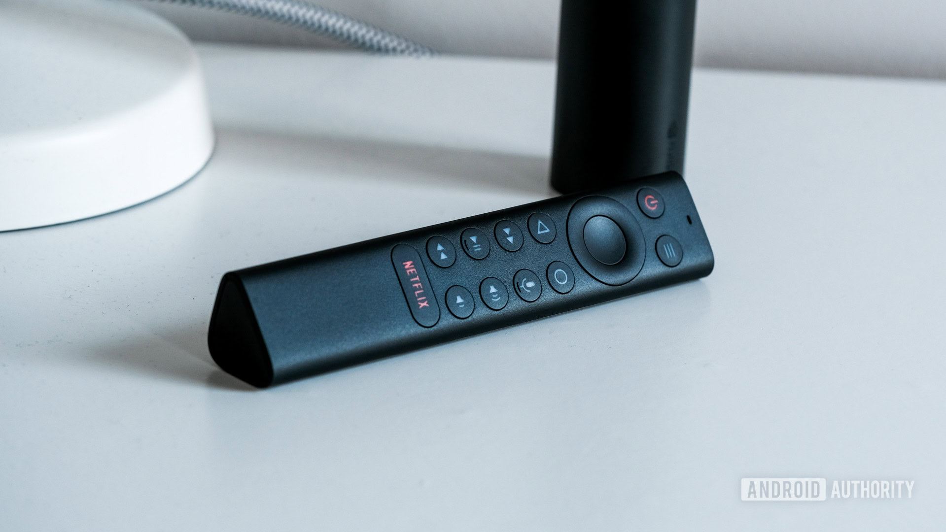 Controle remoto NVIDA Shield TV 2019 na mesa