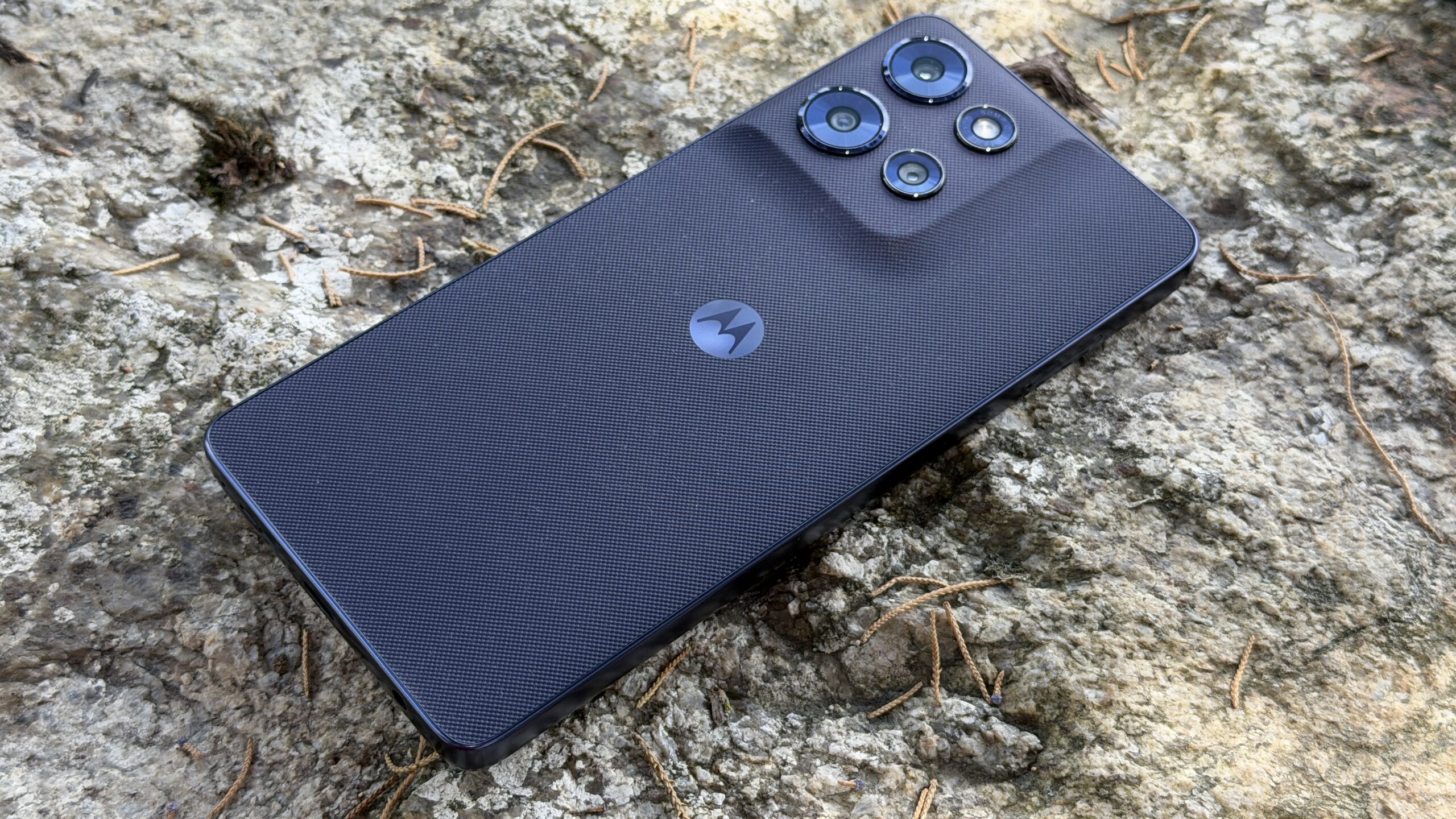 Moto G Power 2026 sentado em uma pedra
