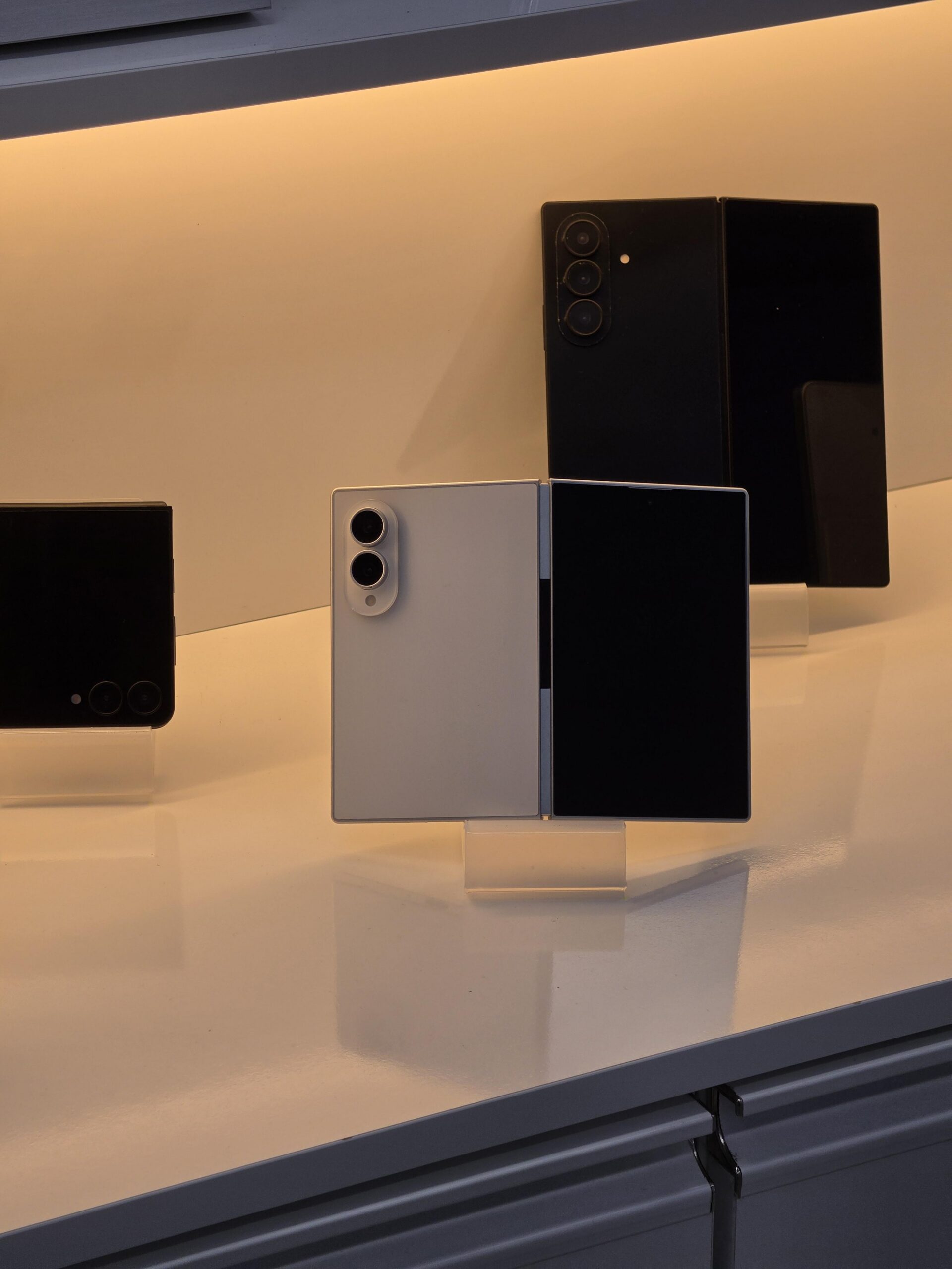 Samsung Galaxy Z Fold 8 vazou unidade de varejo na Coréia Samsung Galaxy Z Fold 8 prático na Coréia
