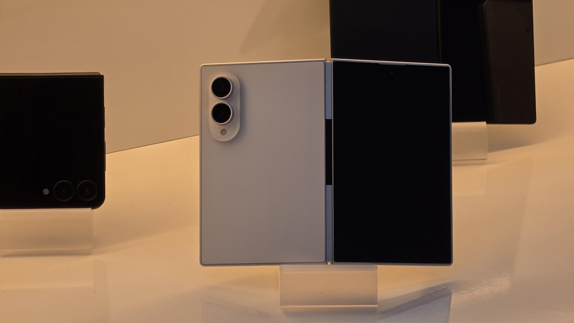 Samsung Galaxy Z Fold 8 vazou unidade de varejo na Coréia Samsung Galaxy Z Fold 8 prático na Coreia 1
