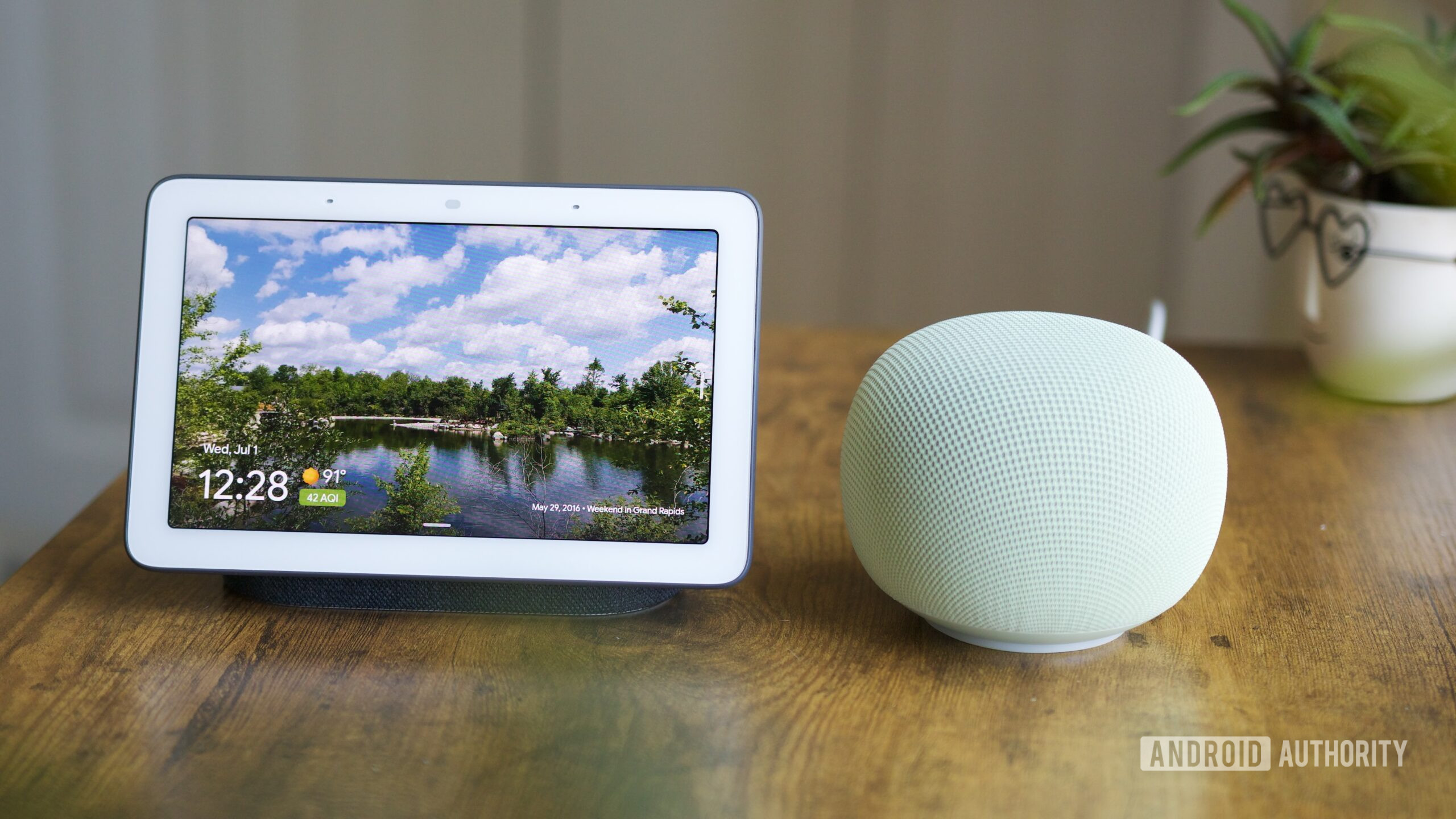 Google Nest Hub e Google Home Speaker sentados um ao lado do outro.