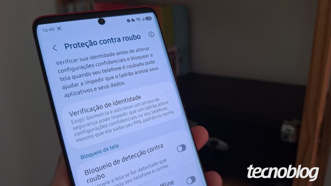 Tela do Android mostrando “Proteção contra roubo”, com “Verificação de identidade” e “Bloqueio de tela” antes de alterações sensíveis